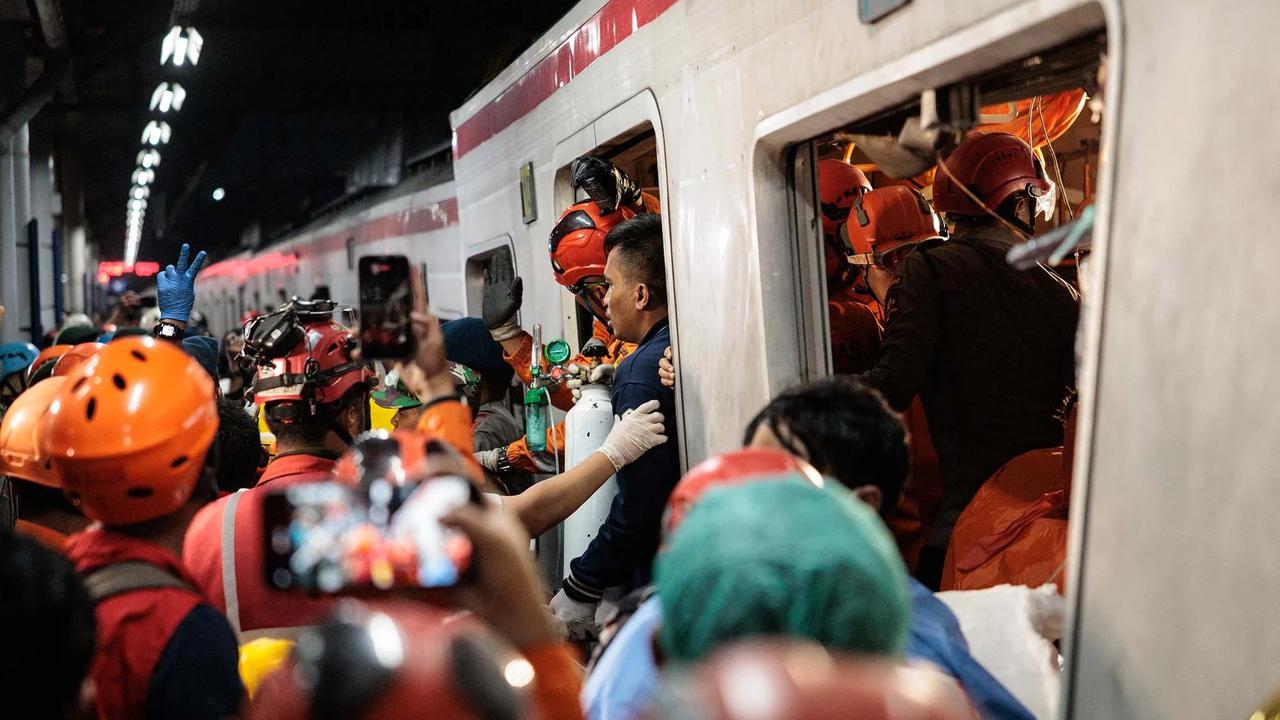 FOTO: Evakuasi Dramatis Korban Tabrakan Kereta di Bekasi Timur