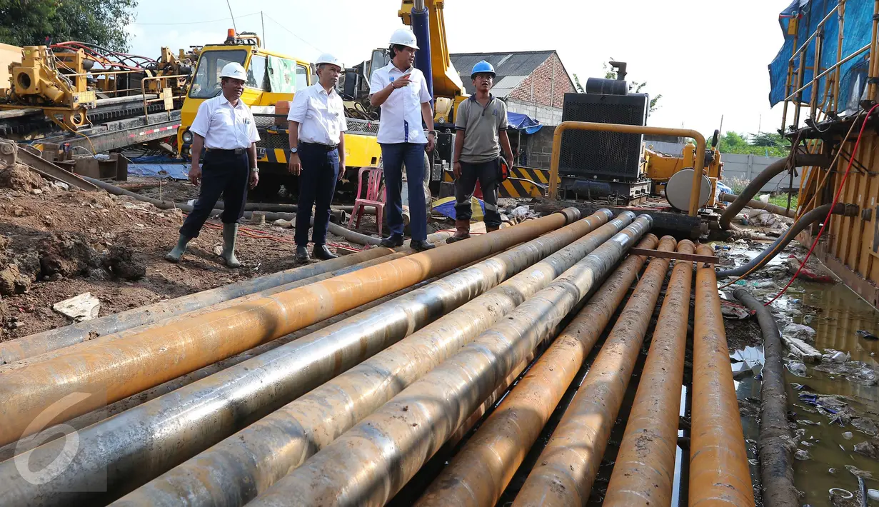 Direktur Utama PT Pertamina Gas, Hendra Jaya ditemani Corporate Secretary Adiatma Sardjito mengunjungi lokasi entry penanaman pipa gas open access di Desa Segaramakmur, Tarumajaya, Kabupaten Bekasi, Senin (8/8). (Liputan6.com/Angga Yuniar)