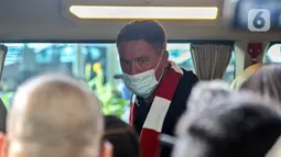 Mantan pemain sepak bola asal Inggris Michael Owen saat tiba di Bandara Soekarno Hatta, Tangerang, Banten, Selasa (20/8/2022). Platform OTT yang aktif menyiarkan kompetisi olahraga akbar sengaja mendatangkan Owen untuk makin mendekatkan euforia Liga Inggris musim 2022/2023 kepada para penggemar. (Liputan6.com/Johan Tallo)