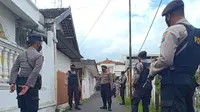 Densus menggeledah rumah terduga teroris di Tuban. (Ahmad Adirin/Liputan6.com)