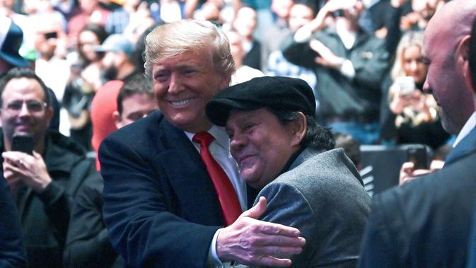 Legenda tinju Panama, Roberto Duran saat bertemu Presiden AS, Donald Trump (Andrew Caballero-reynolds / AFP)