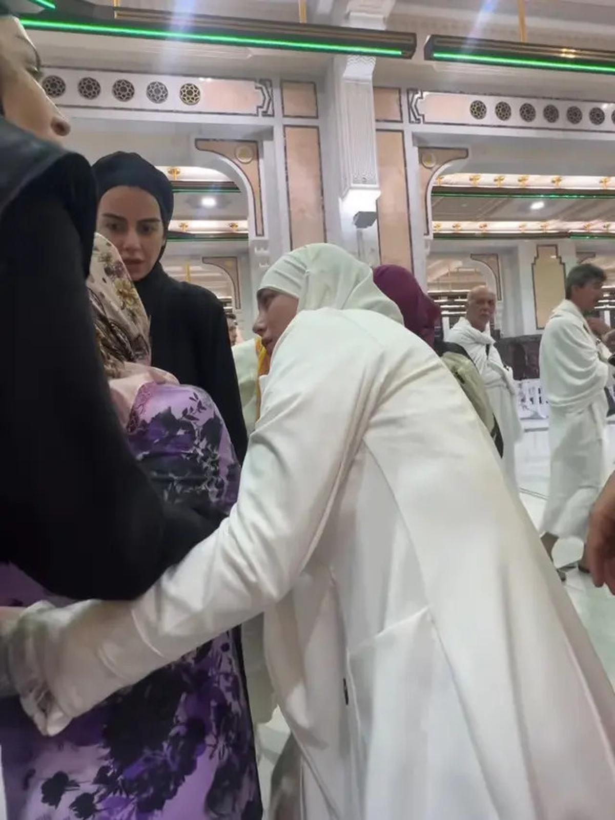 7 Momen Celine Evangelista Bantu Ibu-Ibu Terjatuh Saat Umroh, Panen Pujian