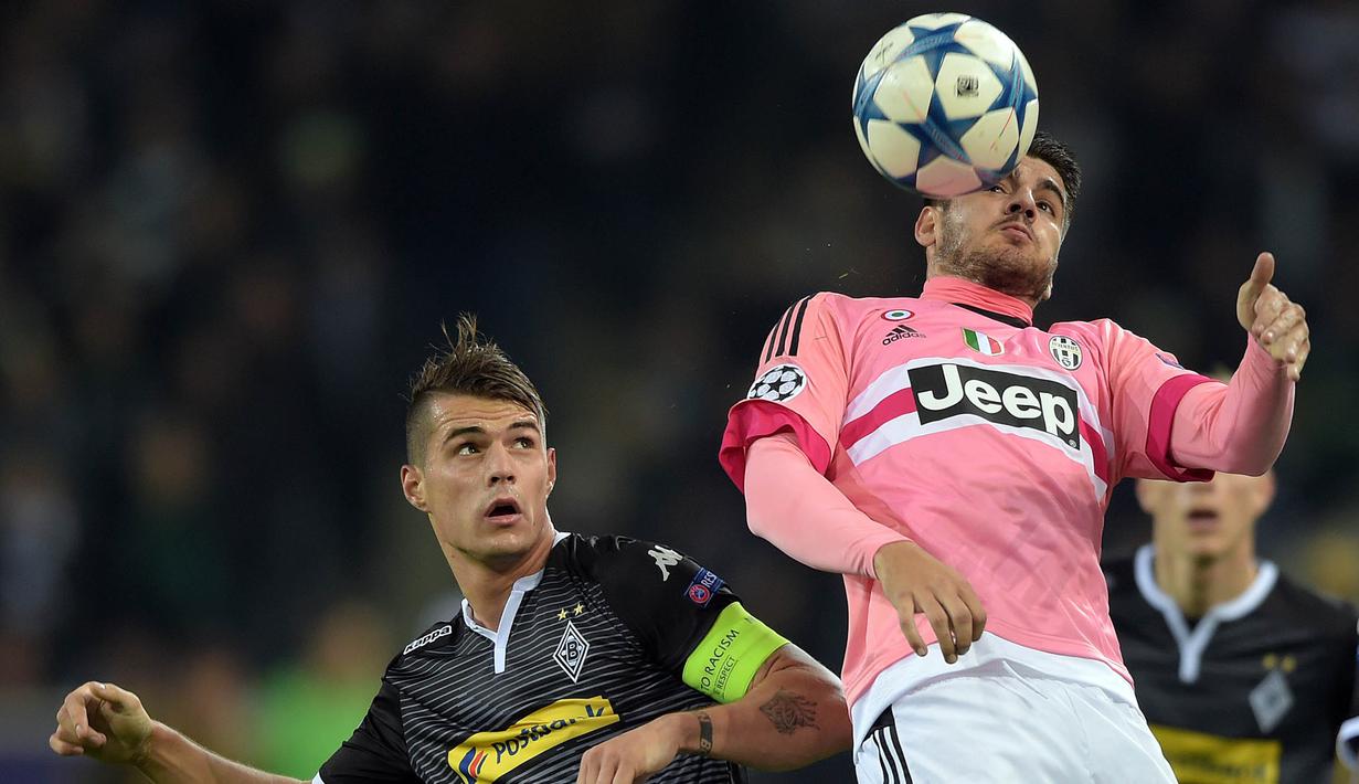 Pemain Juventus, Alvaro Morata mengontrol bola pada laga Liga Champions melawan Gladbach di Stadion Borussia Park, Jerman, Selasa (3/11/2015). (EPA/Federico Gambarini)