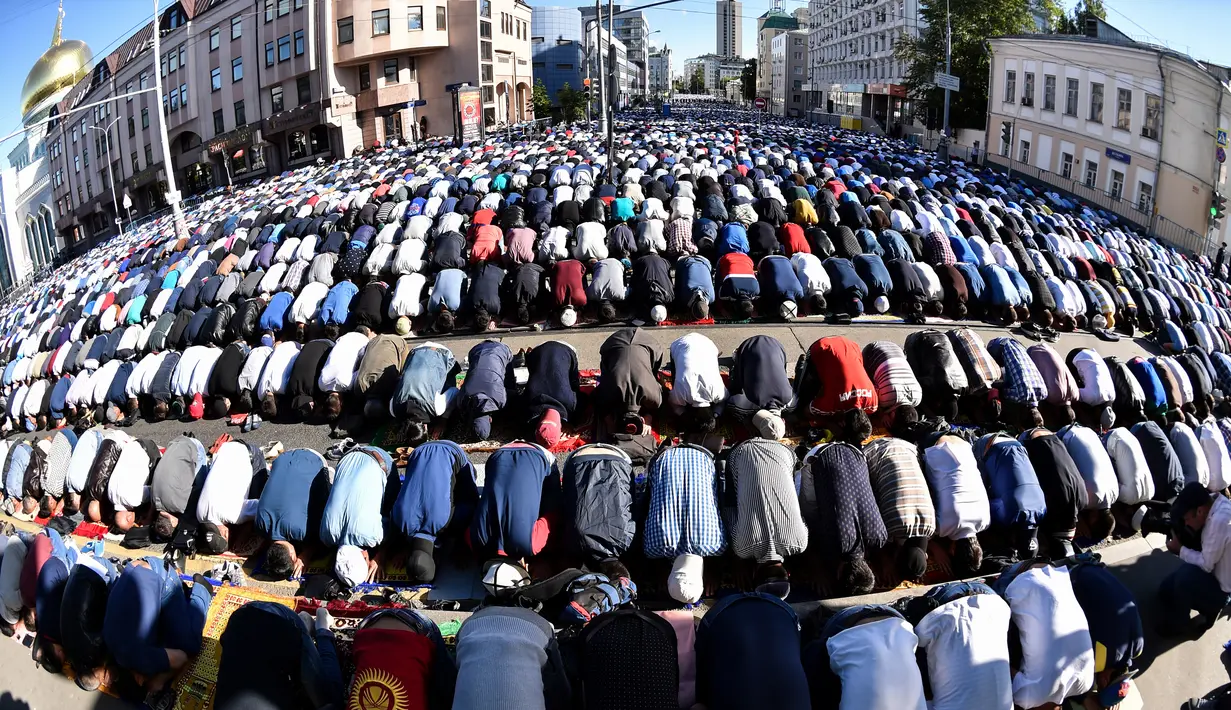 Suasana saat umat muslim Rusia melaksanakan salat Idul Fitri di luar masjid di pusat kota Moskow, Selasa (5/7). Perayaan Idul Fitri 1437 H di Rusia jatuh pada hari ini. (Kirill KUDRYAVTSEV/AFP)