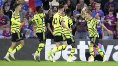 Gelandang Arsenal, Martin Odegaard (kanan) berselebrasi dengan rekan setimnya setelah mencetak gol lewat titik penalti ke gawang Crystal Palace pada pertandingan lanjutan Liga Inggris di Selhurst Park, di London, Inggris, Selasa, 22 Agustus 2023. (AP Photo/Kin Cheung)