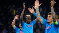 Pemain Napoli Victor Osimhen merayakan dengan rekan satu timnya setelah mengalahkan Eintracht Frankfurt pada pertandingan sepak bola leg kedua babak 16 besar Liga Champions di Stadion Diego Armando Maradona, Naples, Italia, 15 Maret 2023. Napoli melaju ke perempat final usai menyingkirkan Eintracht Frankfurt dengan agregat 5-0. (AP Photo/Gregorio Borgia)