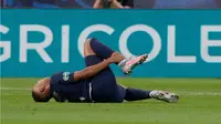 Striker Paris Saint-Germain, Kylian Mbappe, mengalami cedera saat bersua Saint-Etienne pada partai final Coupe de France di Stade de France, Sabtu (25/7/2020) dini hari WIB. (AFP.GEOFFROY VAN DER HASSELT)