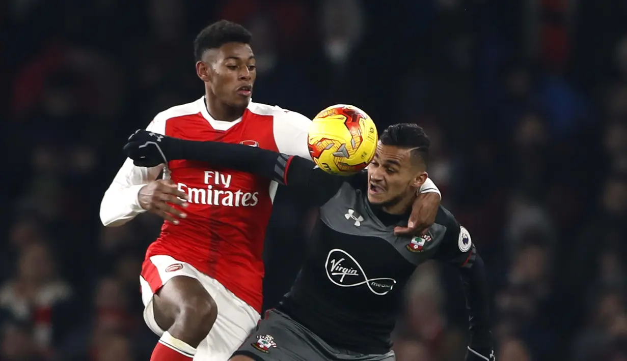 Pemain Southampton, Sofiane Boufal (kanan) berebut bola dengan pemain Arsenal, Jeff Reine-Adelaide pada laga Piala Liga Inggris 2016-2017 di Emirates Stadium, (30/11/2016). Arsenal kalah 0-2.  (Reuters/Stefan Wermuth)