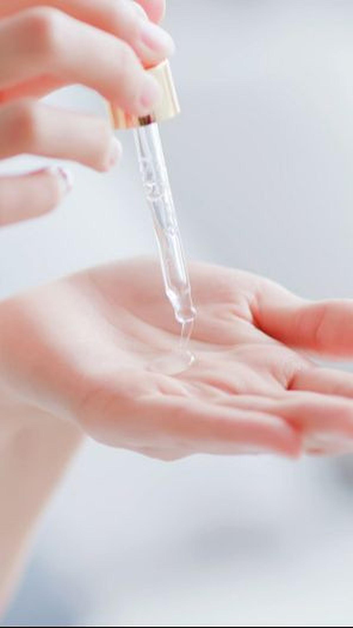 2. Pilih Serum dengan Kandungan AHA untuk Kulit Kering dan Beruntusan<br>