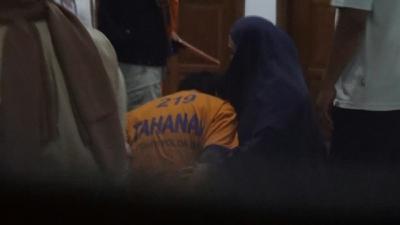 Momen Dwi Bagus Bersimpuh Depan Istri Pertama Usai Rekonstruksi Pembunuhan