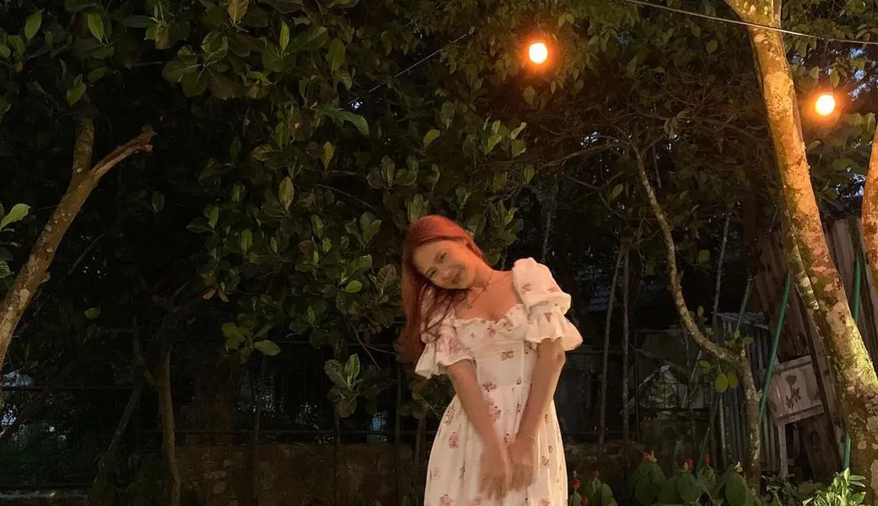 Ruffle dress dengan aksen pita warna pink pastel dipadukan dengan sepatu ballet jadi kombinasi yang sempurna. Feminim dan anggun! [@cakecaine]