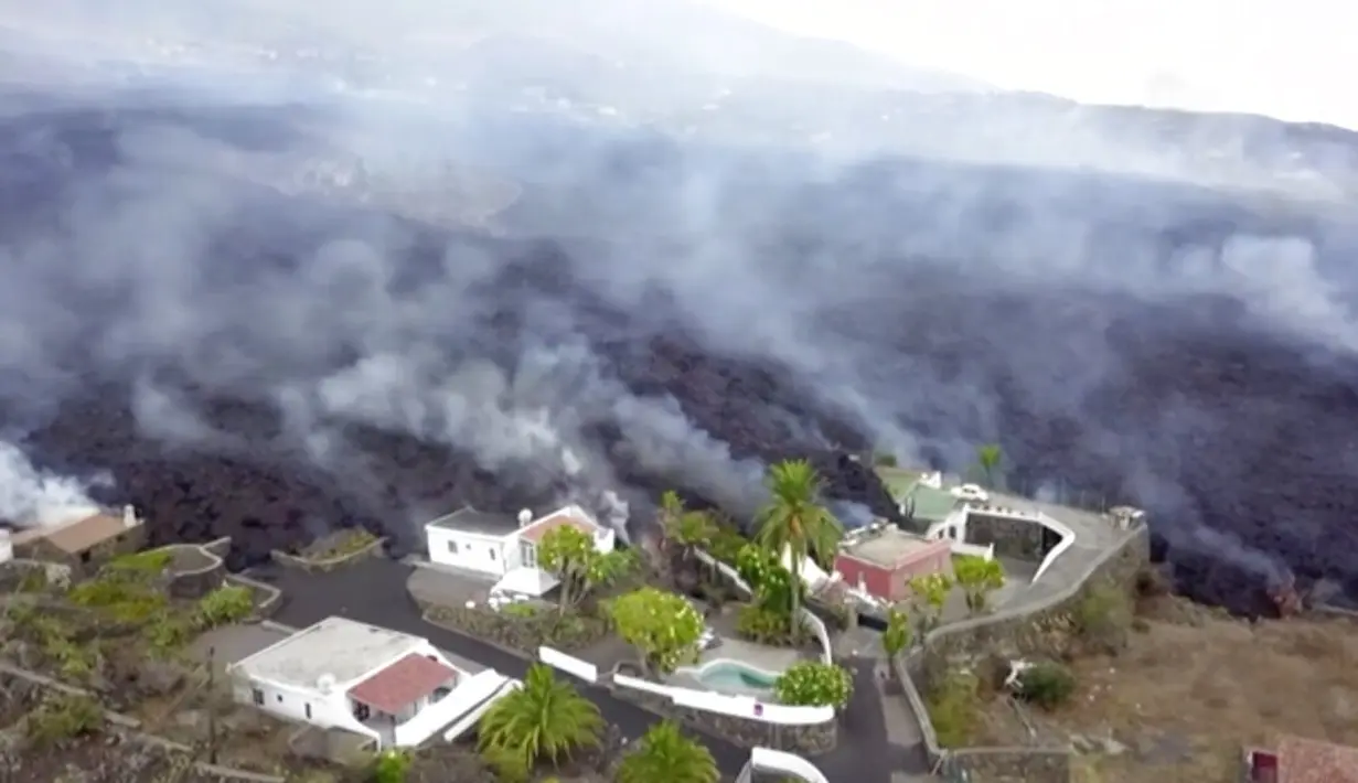 Gambar dari video lava terlihat setelah letusan gunung berapi di La Palma, Spanyol (20/9/2021). Lava raksasa berjatuhan perlahan tapi tanpa henti ke arah laut setelah gunung berapi meletus di Spanyol. (OVERON via AP)