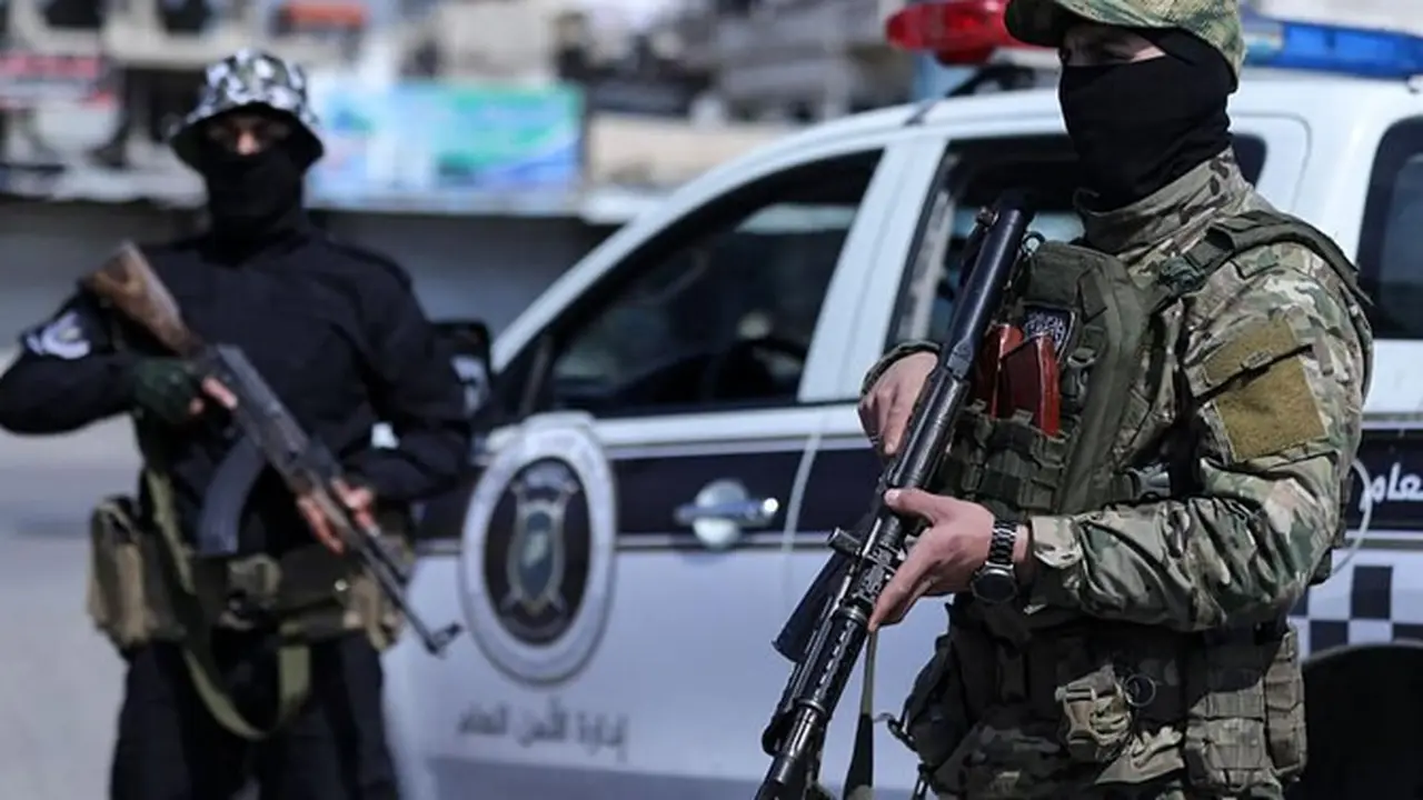 Gambar pasukan Suriah berjaga di pos pemeriksaan di kota pesisir Latakia dirilis SANA pada 8 Maret 2025. (AFP)