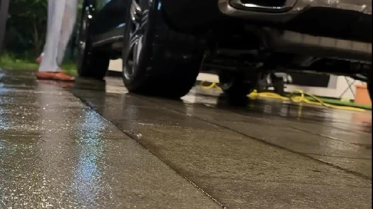 Potret Michelle Ziudith Nyuci Mobil Sendiri Malam-Malam, Bikin Netizen Salut dan Dipuji Artis Mandiri