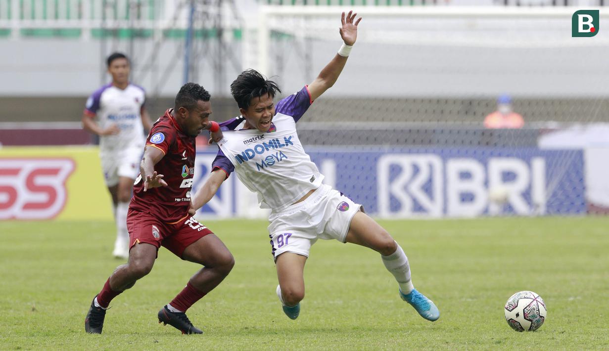 Pemain Borneo FC, Terens Puhiri, menarik baju pemain Persita Tangerang, Edo Febriansyah, pada laga BRI Liga 1 di Stadion Pakansari, Bogor, Sabtu (10/2/2021). (Bola.com/M Iqbal Ichsan)