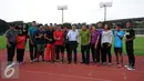 Official serta atlet atletik berpose bersama usai mengadakan pertemuan jelang laga Singapore Open 2016 di Stadion Madya Senayan, Jakarta, Senin (25/4/2016). Tim atletik akan berlaga di Singapore Open, 28 April mendatang. (Liputan6.com/Helmi Fithriansyah)