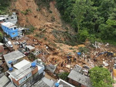 Petugas penyelamat mencari mayat setelah tanah longsor yang dipicu oleh hujan lebat di dekat pantai Barra do Sahy di kota pesisir Sao Sebastiao, Brasil, Rabu, 22 Februari 2023. Bencana banjir dan tanah longsor menyebabkan sedikitnya 48 orang tewas. (AP Photo/Andre Penner)