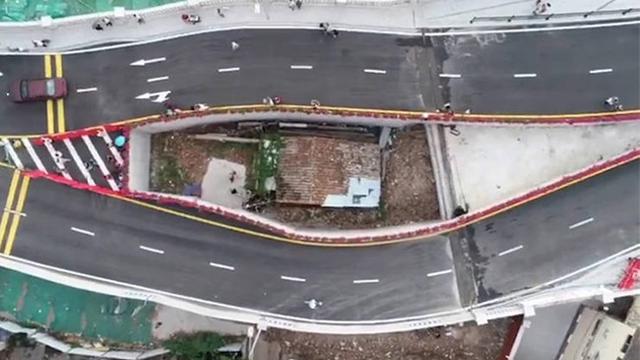 Tolak Digusur, Rumah Ini Berada di Tengah Jalan Raya