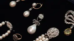 Foto pada 19 Oktober 2018, mutiara milik mendiang Ratu Prancis, Marie Antoinette dan perhiasan lainnya di Sotheby, London. Terjual dengan harga US$ 36 juta menjadikan mutiara tersebut sebagai mutiara termahal di dunia. (Daniel LEAL-OLIVAS / AFP)