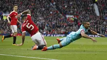 Bek Manchester United, Marcos Rojo, menekel gelandang West Ham, Dimitri Payet. Pada laga itu wasit mengeluarkan enam kartu kuning. (Reiters/Andrew Yates)