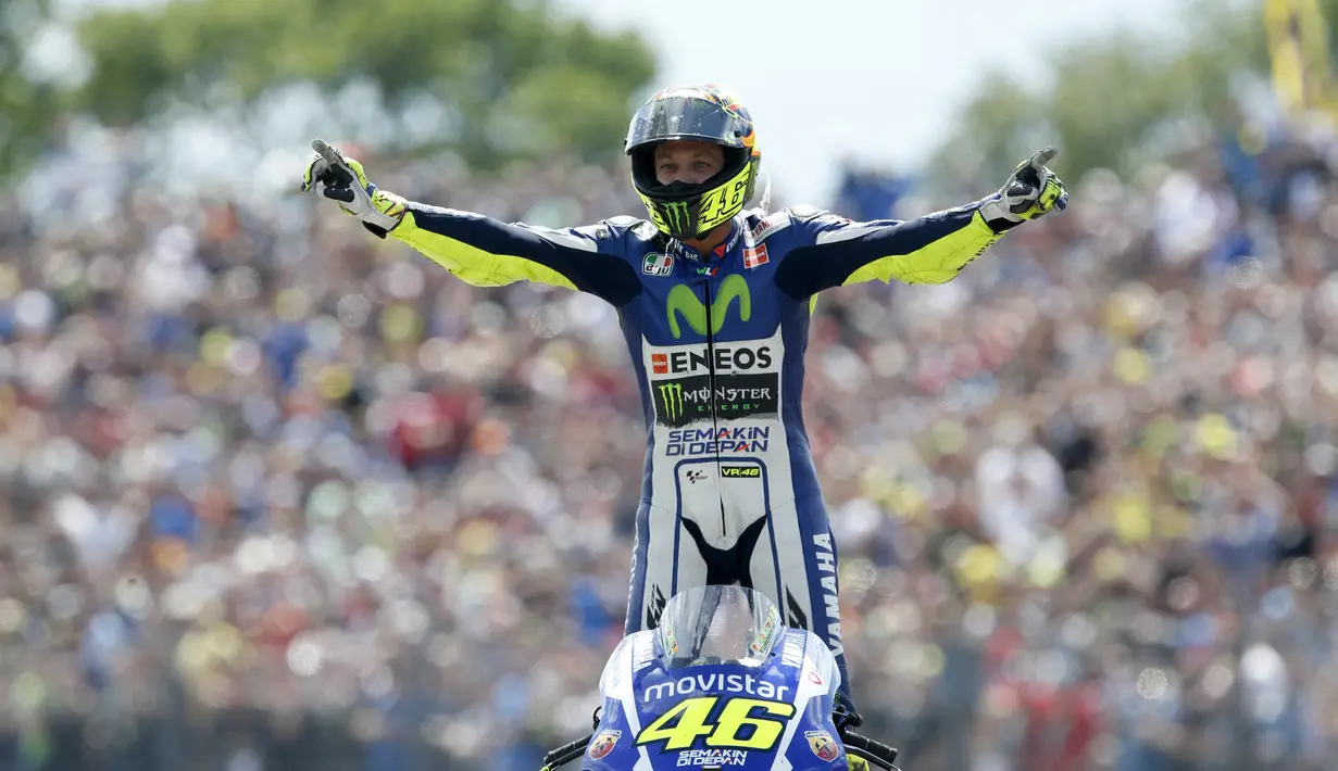 Pembalap tim Movistar Yamaha MotoGP Valentino Rossi merayakan kemenangannya setelah memenangkan Grand Prix di Sirkuit TT di Assen pada 27 Juni 2015. Keputusan Rossi untuk pensiun diumumkan dalam jumpa pers jelang balapan di Austria, Kamis (5/8/2021) malam WIB. (AFP/Bas Czerwinski/ANP)