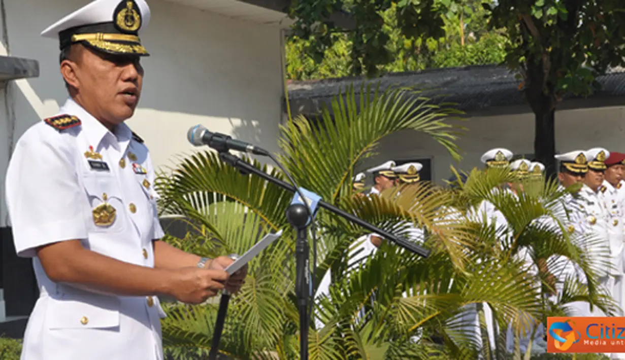Citizen6, Surabaya: Letkol Laut (P) Kemas M Ikhwan Madani, menyerahkan Danselapa kepada Komandan Pusdiklapa Kolonel Laut (P) Ganif Deswantoro Untung Purnomo, di Lapangan Apel Pusdiklapa, Kobangdikal, Surabaya, (29/8). (Pengirim: Penkobangdikal)