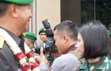 Tangis Ajudan Perempuan Pecah Melepas Letjen TNI, Peluk Erat Istri Jenderal Tak Kuasa Berpisah