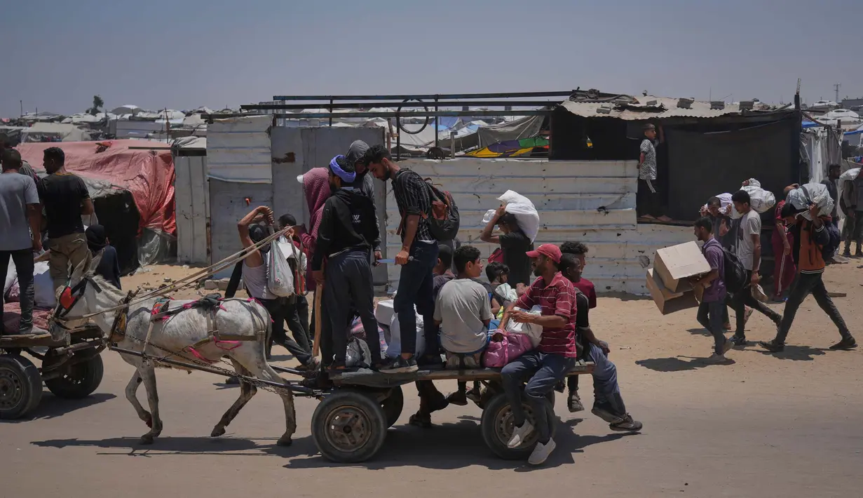 Dalam pernyataannya pada Sabtu (7/6/2025), UNRWA mengatakan warga Palestina justru menghadapi serangan dari militer Israel di pusat-pusat distribusi bantuan tersebut sehingga nyawa mereka terancam. (AP Photo/Abdel Kareem Hana)