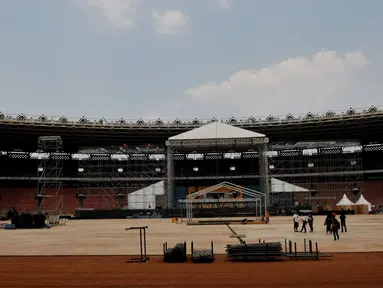 Bentuk panggung konser bertajuk 'Bon Jovi Live Jakarta' di bagian sisi stadion Gelora Bungkarno, Jakarta, Minggu (6/9/2015). Band Rock asal Amerika Serikat ini akan tampil di Jakarta pada Jumat 11 September mendatang. (Liputan6.com/Johan Tallo)