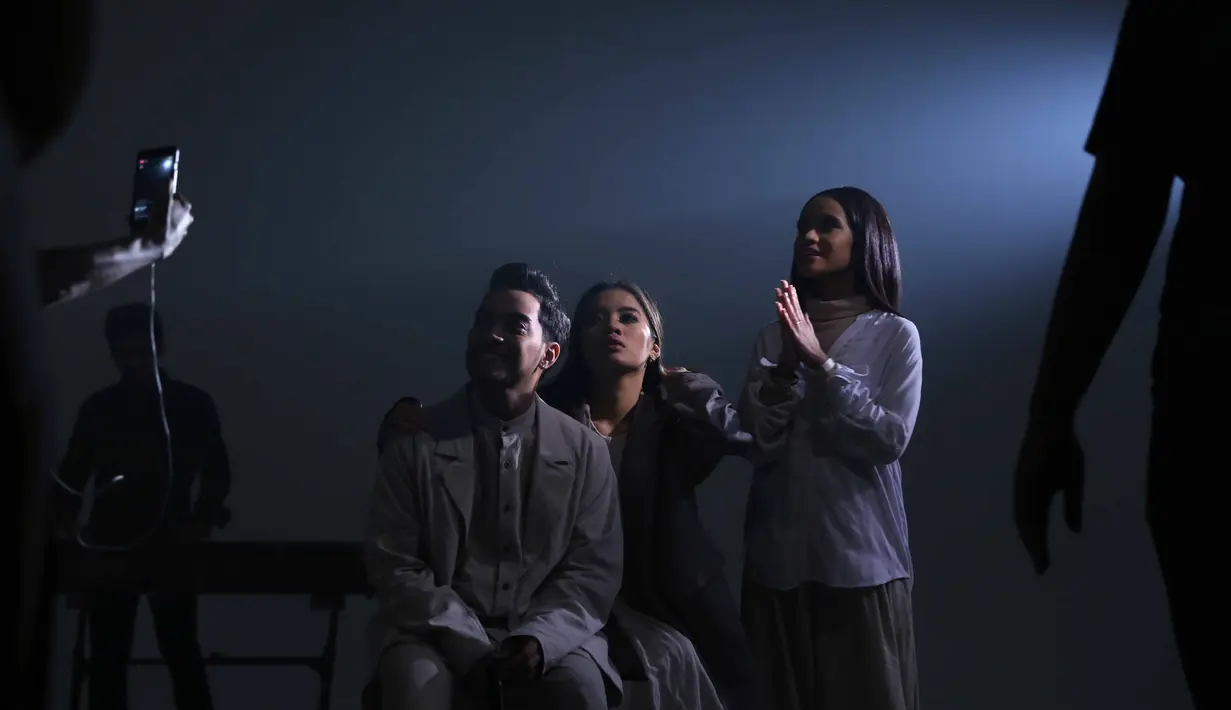 Salah satu personel GAC, Gamaliel selain ikut menyumbangkan suaranya, juga menjadi sutradara. Membuat konsep cerita, yang mengambarkan kesan sendu karya The Overtunes dengan sesuatu simpel. (Nurwahyunan/Bintang.com)