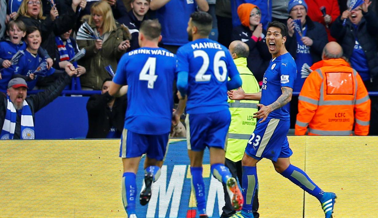 Leonardo Ulloa menyumbang dua gol kemenangan Leicester City atas Swansea City dalam laga Liga Inggris di Stadion King Power, Minggu (24/4/2016) malam WIB. (Reuters/Darren Staples)