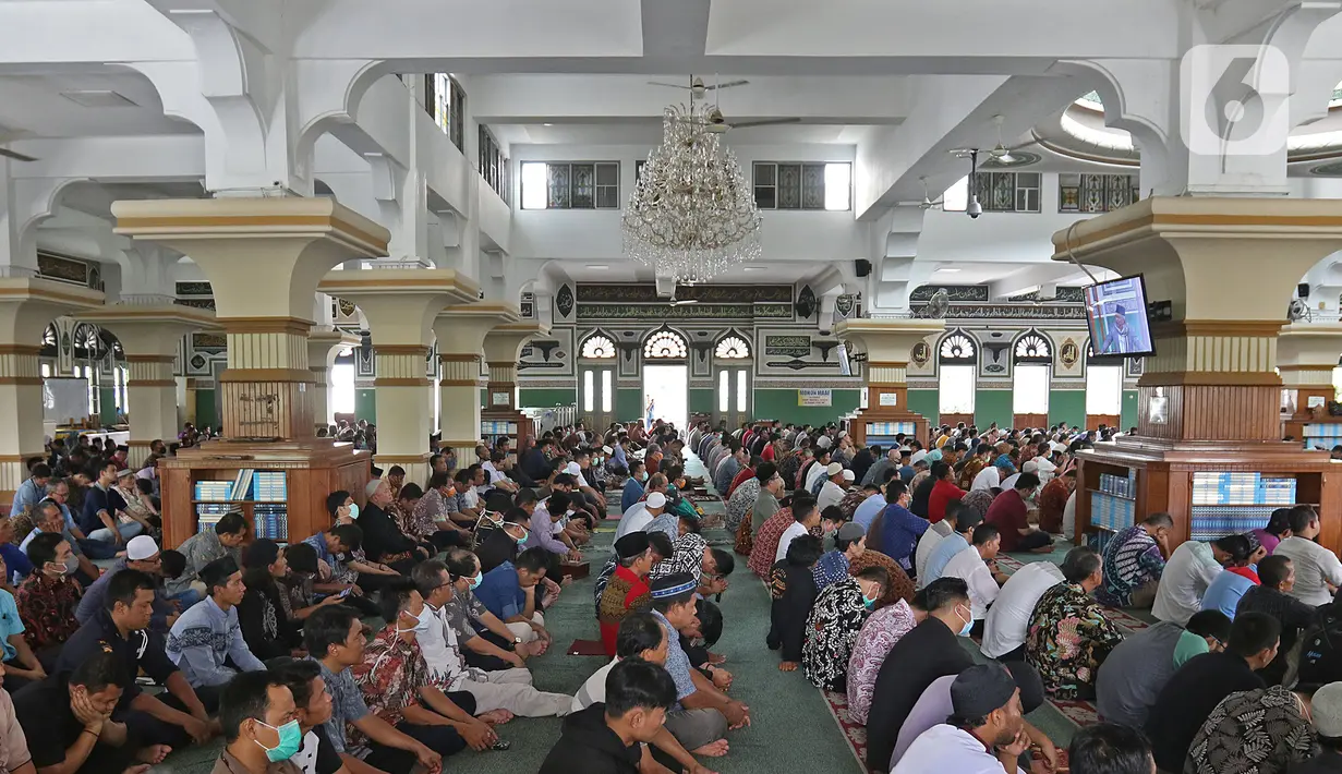 Jemaah mendengarkan Khutbah Jumat di Masjid Agung Al-Azhar, Jakarta, Jumat (20/3/2020). Ibadah Salat Jumat tetap digelar di Masjid Agung Al-Azhar meski ada imbauan Pemerintah untuk meniadakan kegiatan salat Jumat selama dua pekan ke depan guna mencegah COVID-19. (Liputan6.com/Herman Zakharia)