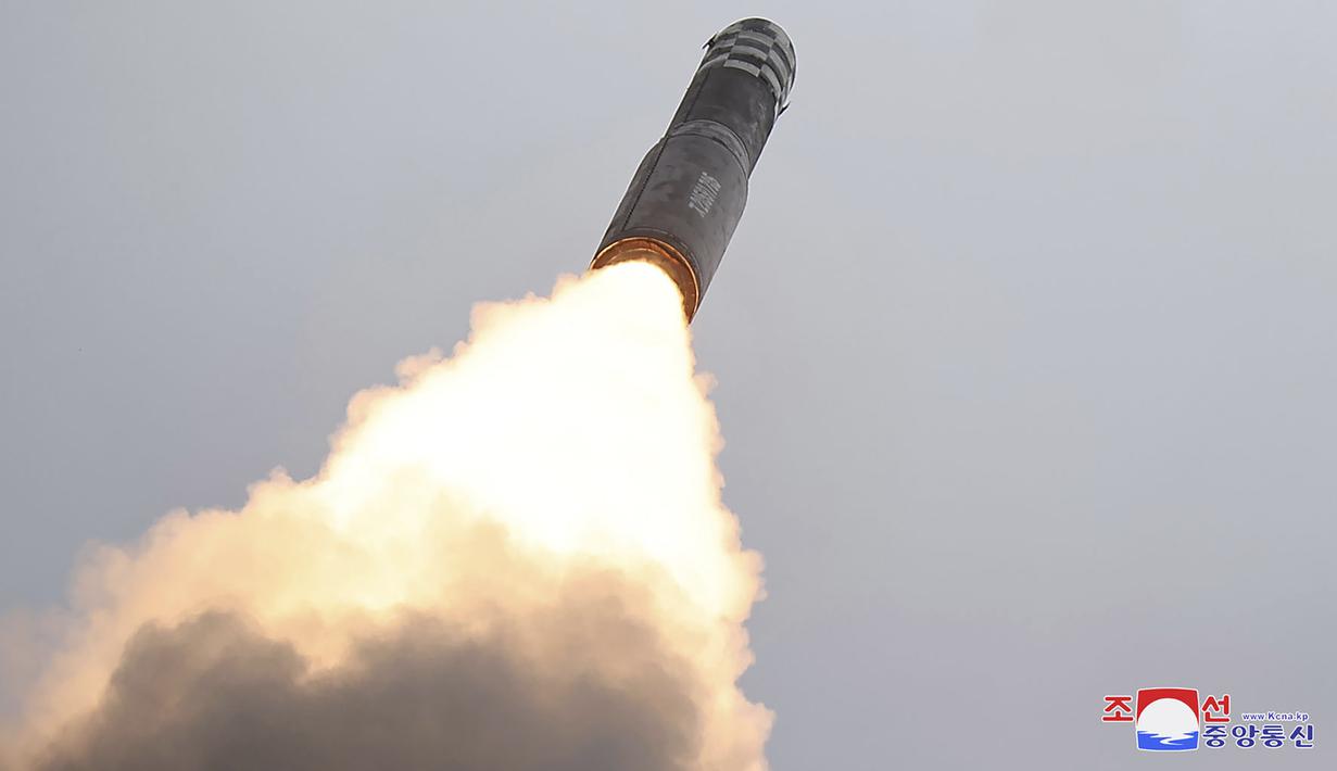Menurut Kim Jong Un, uji coba ini merupakan bagian dari upaya Korea Utara untuk meningkatkan pertahanan diri terhadap bencana perang nuklir, serta tindakan bermusuhan dari Amerika Serikat (AS) dan Korea Selatan.  (Korean Central News Agency/Korea News Service via AP)