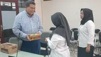 Sekretaris Kesultanan Kutai Kartanegara, Awang Yacoub Luthman, memberikan bantuan makanan tambahan ke petugas medis di RSUD AW Syahranie, Samarinda.