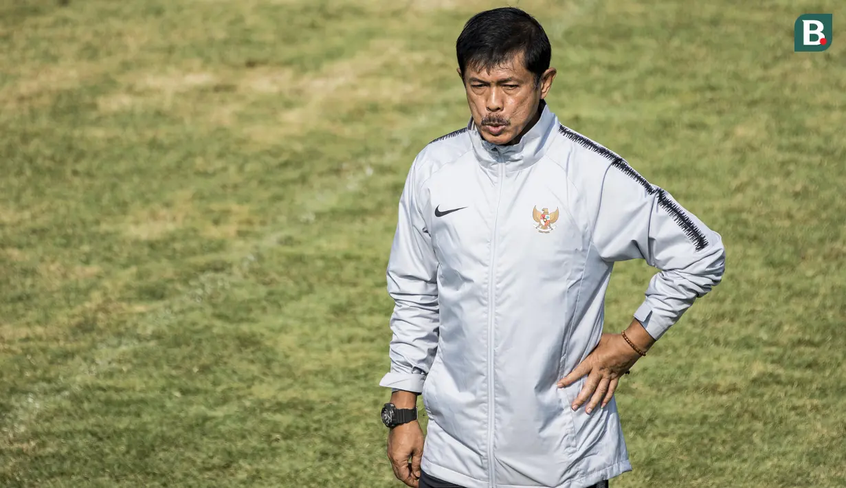 Pelatih Timnas Indonesia U-19, Indra Sjafri, memimpin latihan di Lapangan ABC Senayan, Jakarta, Selasa (18/9/2018). Latihan ini merupakan persiapan jelang Piala AFC U-19. (Bola.com/Vitalis Yogi Trisna)