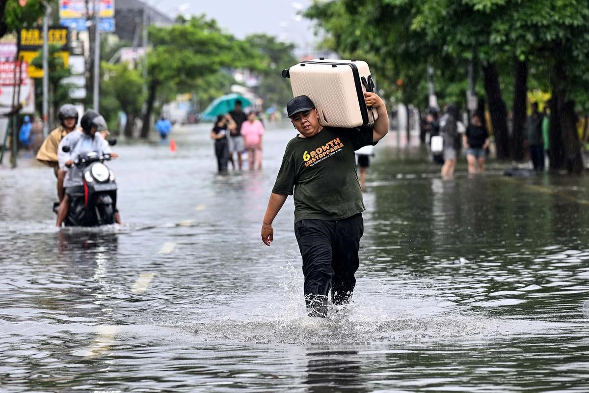 FOTO: Hujan Deras Picu Banjir di Kawasan Wisata Bali Selatan