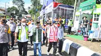Menteri Perhubungan Budi Karya Sumadi meninjau Pos Pengamanan Cikaledong, Nagreg, Kabupaten Bandung, Jawa Barat, Minggu (1/5).