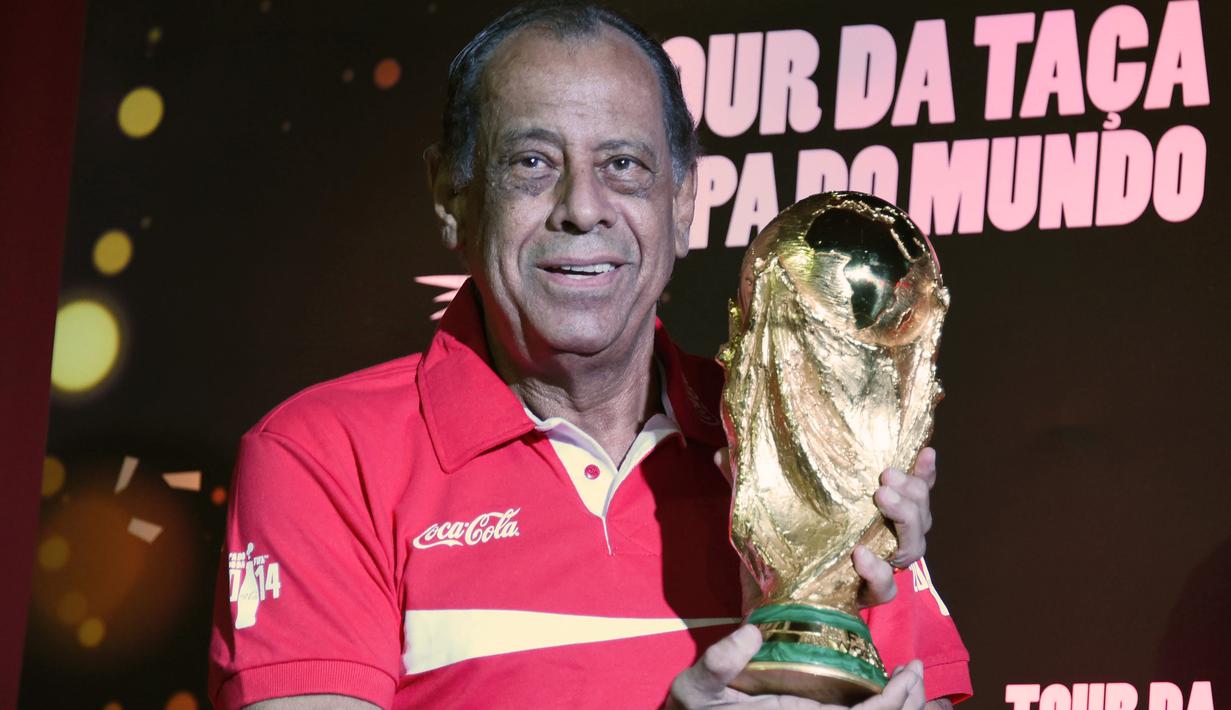 Carlos Alberto Torres telah memperkuat Brasil sebanyak 50 kali, dan dia dimasukkan FIFA pada daftar 100 pemain sepak bola terbesar sepanjang masa pada 2004. (AFP/Christophe Simon)