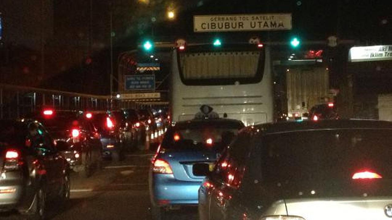 Underpass Cibubur amblas, Tol Jagorawi macet berkilo-kilo