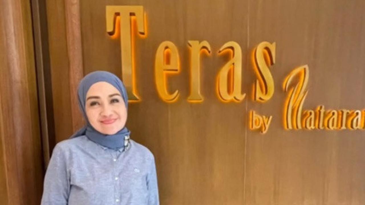 Ingin menghadiri acara formal namun tetap menonjolkan sisi santai, gaya Lulu satu ini bisa jadi opsi. Paduan antara tunik polos dengan celana hitam ini menonjolkan kesan formal namun tetap santai jika dilengkapi aksesoris bros.