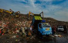 FOTO: TPA Cipatung Dibuka Kembali Usai 2 Hari Ditutup karena Gunungan Sampah Longsor