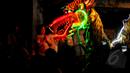 Salah satu atraksi barongsai naga saat malam perayaan Cap Go Meh di Bogor, Jawa Barat, Kamis (5/3/2015). Malam perayaan Cap Go Meh di Kota Bogor berlangsung meriah. (Liputan6.com/Helmi Fithriansyah)