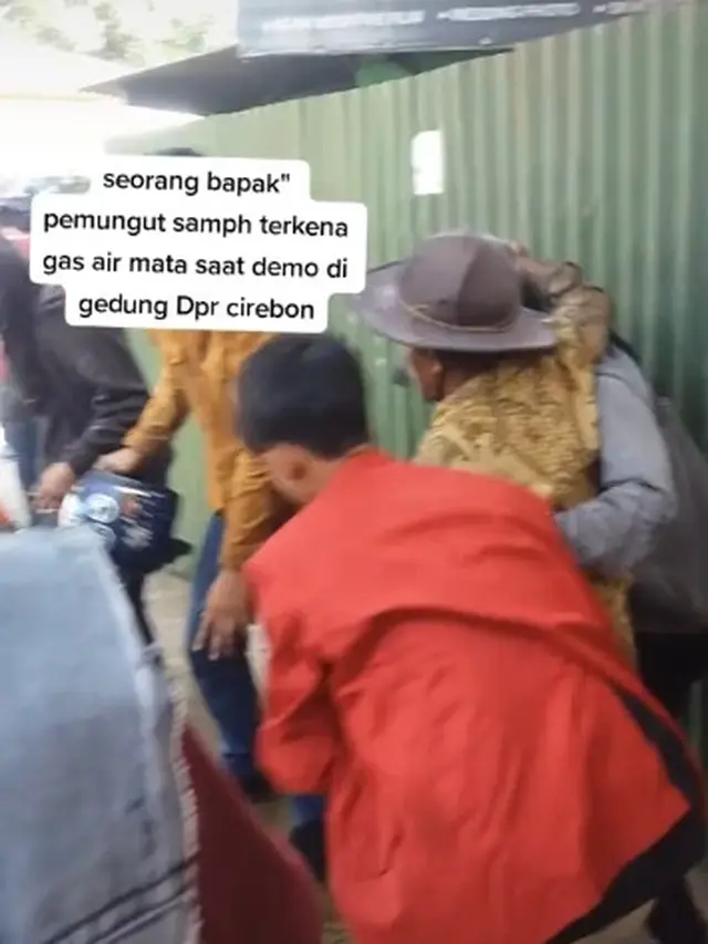 Viral Bapak Pemulung Ini Terkena Gas Air Mata, Warganet : Ya Allah Mau Nangis