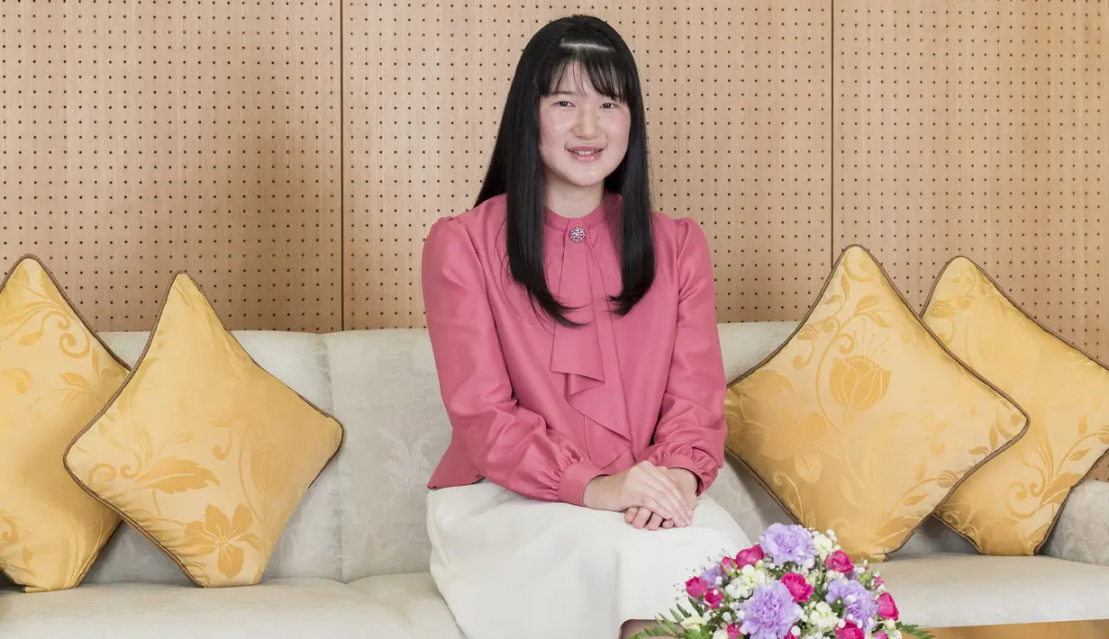 Putri Aiko, yang merayakan ulang tahunnya yang ke-18 pada tanggal 1 Desember 2019 tersenyum saat foto di kediamannya di Tokyo, Jepang, (25/11/2019). Putri Aiko adalah anak tunggal dari Kaisar Naruhito dan Permaisuri Masako. (Handout/Imperial Household Agency of Japan/AFP)