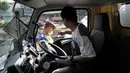 Polisi menilang pengendara yang melanggar pemberlakuan perluasan sistem ganjil genap di Jalan Salemba Raya, Jakarta, Senin (9/9/2019). Terdapat 25 ruas jalan di DKI Jakarta yang diterapkan kebijakan pembatasan kendaraan bermotor ini. (merdeka.com/Iqbal Nugroho)