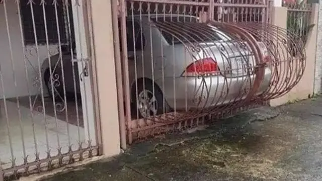 6 Garasi Rumah Terlalu Sempit Buat Mobil Ini Kelewat Nyeleneh, Kocak