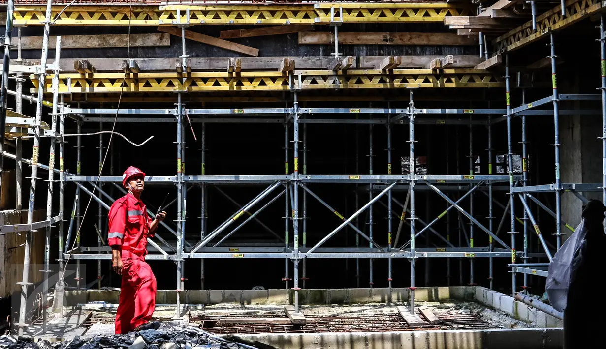 Pengawas melakukan monitoring apartemen Pondok Indah Residence di kawasan Pondok Indah, Jakarta Selatan, Minggu (24/04). Terhitung Januari-Maret 2016 hanya 3 proyek yang akan diluncurkan kepada publik di Jakarta. (Liputan6.com/Fery Pradolo)