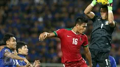 Penjaga gawang Timnas Thailand, Kawin Thamsatchanan (kanan) menangkap bola yang mengarah ke fachrudin (Indonesia) pada laga final kedua Piala AFF 2016 di Rajamangala National Stadium, Bangkok, Sabtu (17/12). (Liputan6.com/Helmi Fithriansyah)