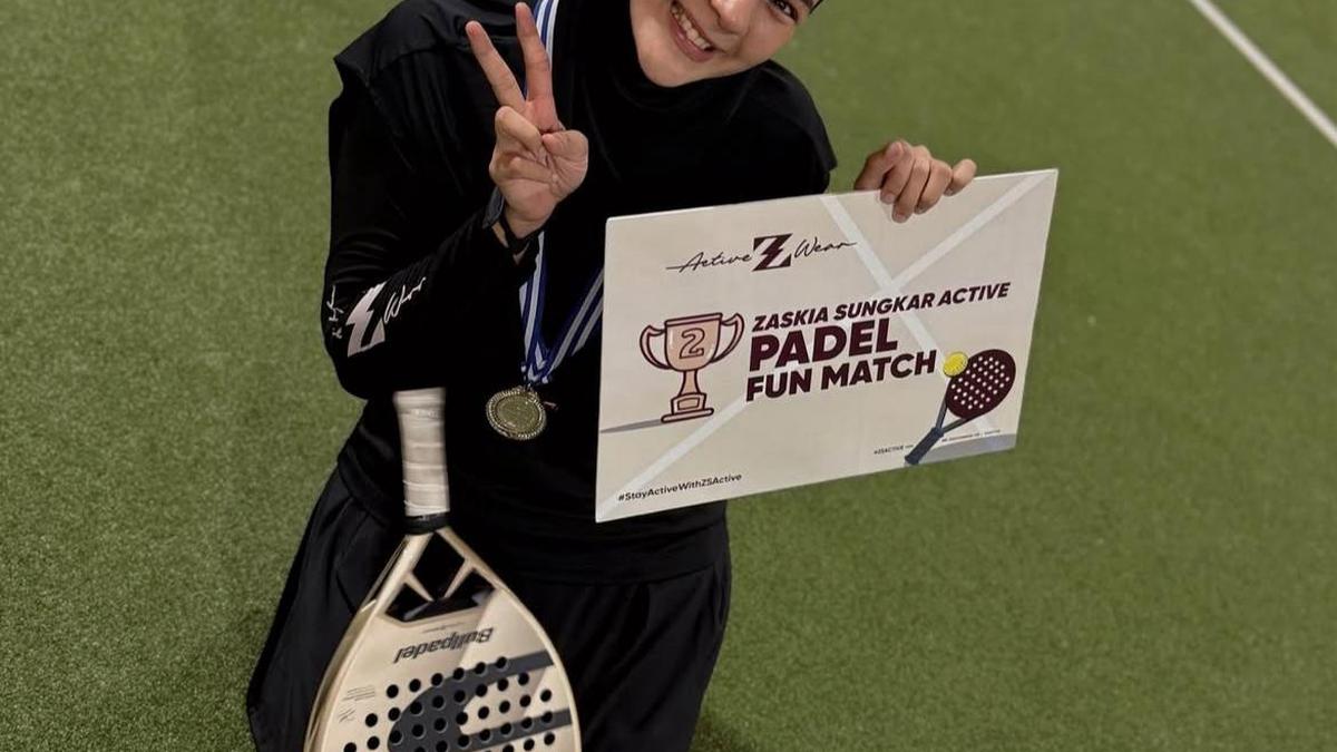 Kiano Turun Langsung Dukung Ibunya, Paula Verhoeven Raih Juara 2 Padel Sambil Tetap Stylish dan Syar’i