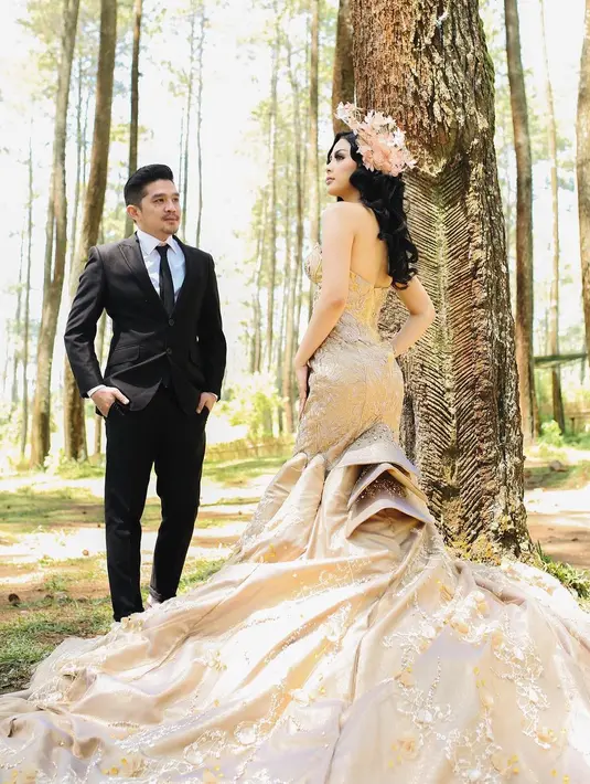 Saat ditemui dalam peluncuran Official Trailer dan Poster film Hongkong Kasarung belum lama ini, ia mengaku persiapan pernikahan pernikahannya telah mencapai 80 persen. (Instagram/selvikitty)